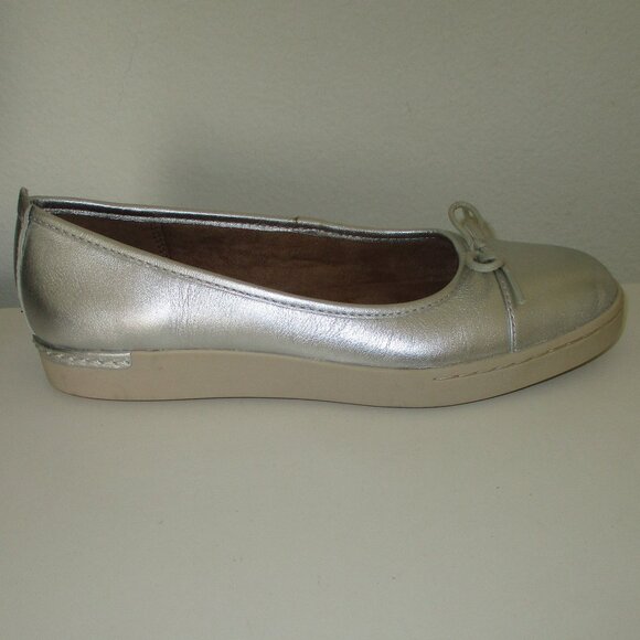 Clarks Artisan Womens Silver Flat Loafer NWOB - Size 7.5M - Picture 4 of 9